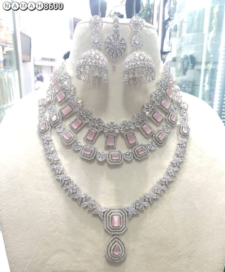 Sundari Sutra Diamond Set With Look and Beauty